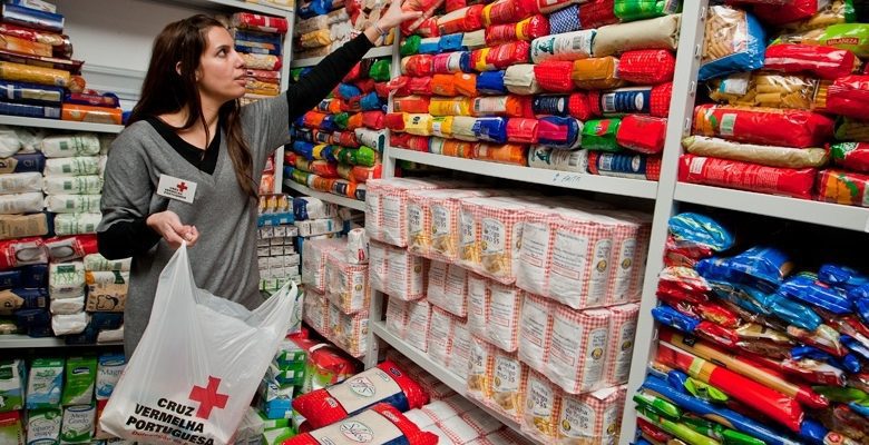 Dez anos depois, conta solidária do tornado ajuda famílias carenciadas cruz vermelha cc7e09cd36 XL
