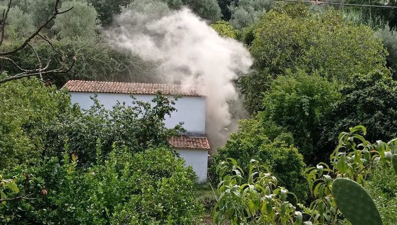 Bombeiros combatem incêndio em anexo de habitação (c/ fotos) incend 2 808013458488184878 n