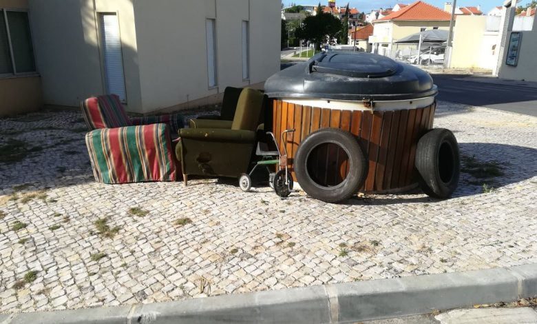 Monstros continuam no passeio há vários dias lixo 497 1777210334502910667 n