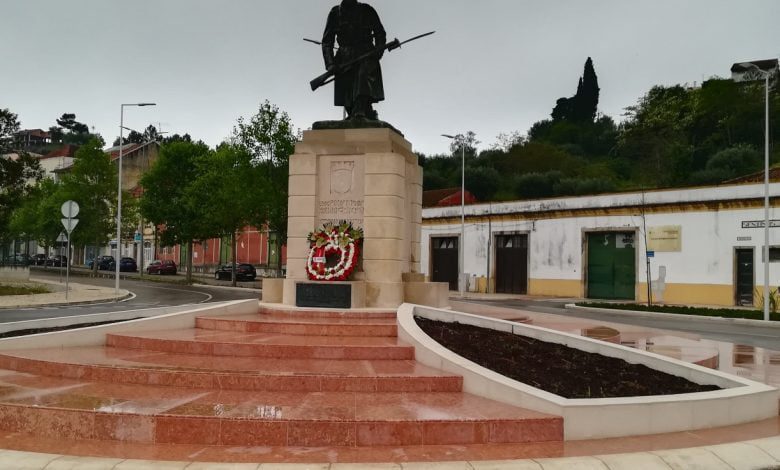 Liga dos Combatentes coloca coroa de flores no monumento aos mortos da Grande Guerra soldado grande guerra IMG 20210410 073359