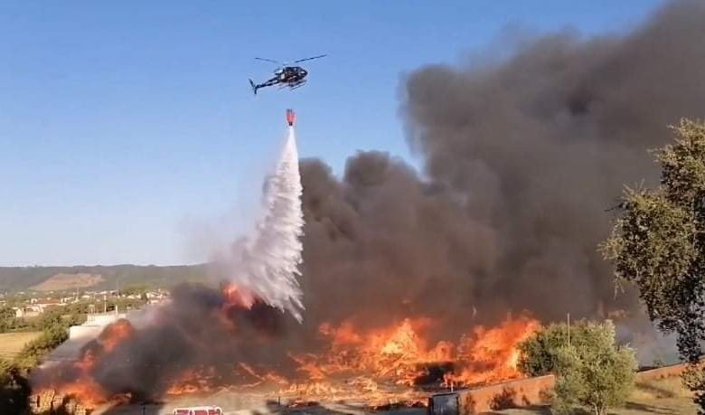Mais fotos e vídeos do grande incêndio na fábrica de paletes inc 07 3546385431970466189 n