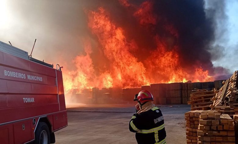 O incêndio na Madeca pelo olhar dos bombeiros incendio paletes 454 60097000848361577 n