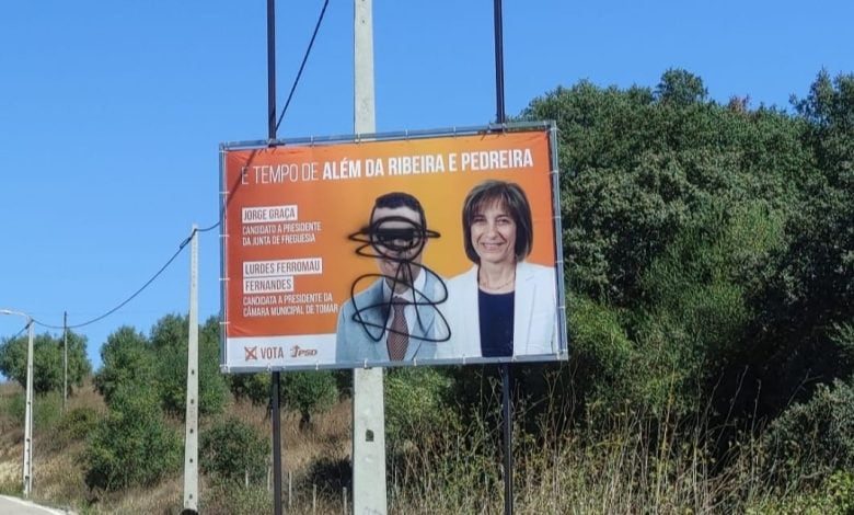 Cartaz do PSD vandalizado na freguesia de Além da Ribeira / Pedreira vandalism 696600236 4659030835482175729 n