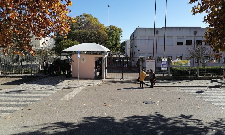 Mudança do centro de vacinação para o pavilhão da escola Santa Iria gera protestos escola santa iria IMG 20211126 122756
