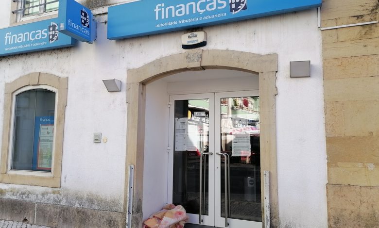 Sem abrigo dorme à porta das finanças financas sem abrigo IMG 20211114 102105