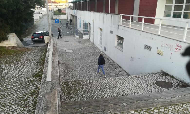 Mulher cai nas escadas do centro de vacinação centro vacinacao escadas IMG 20211215 082541