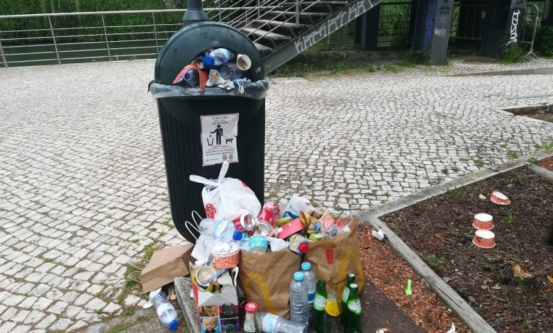 Papeleiras a abarrotar em Tomar (c/ fotos) papeleiras lixo IMG 20220417 091352