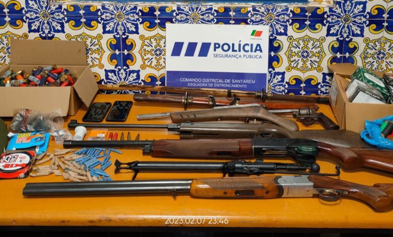 Entroncamento: Polícia detém homem com droga e arsenal durante operação Stop armas psp ENT 07 02 2023