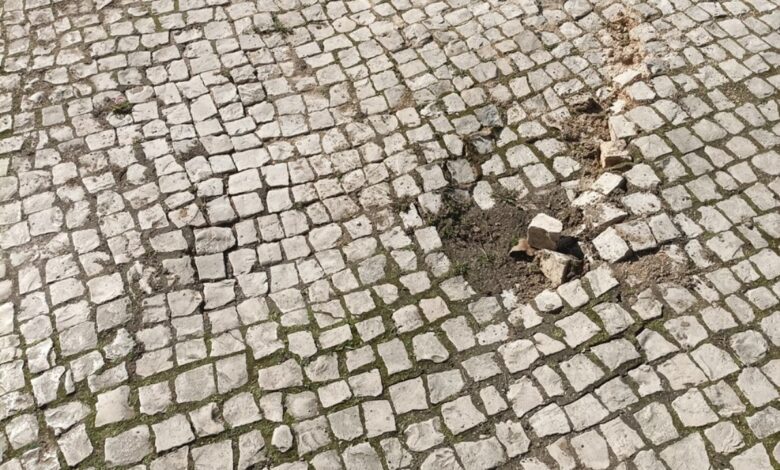 Veículo da Tejo Ambiente danifica calçada do passeio calcada IMG 20230216 143117 Copia
