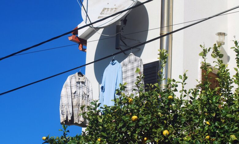 Morador aproveita cabos junto à sua casa para fazer estendal estendal ESTENDAR ROUPA