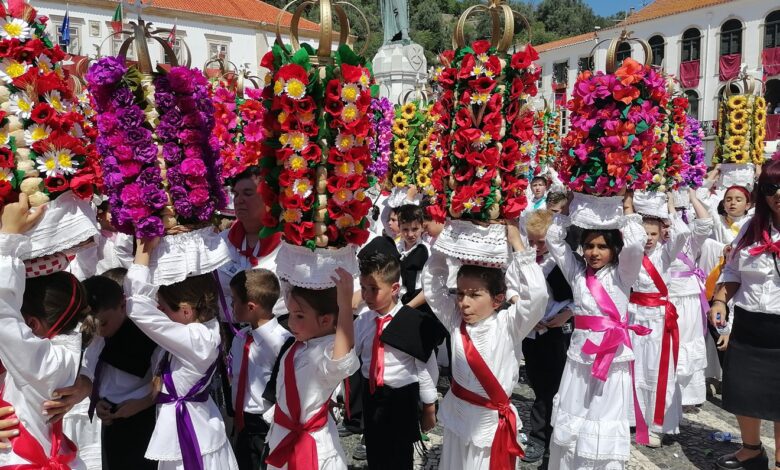 Cortejo dos Rapazes: mais de 1500 crianças gritaram “viva a Festa” (c/ fotos e vídeos) cortejo rapazes tabuleiros IMG 20230702 113059