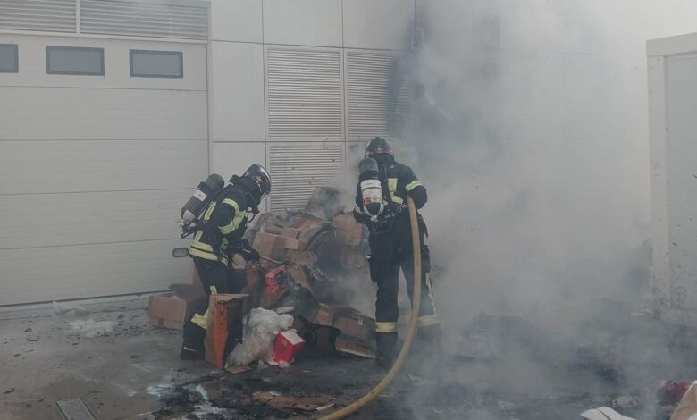 Incêndio em detritos junto ao edifício Lodge (c/ vídeos) incend 26274256 2048885601756368741 n