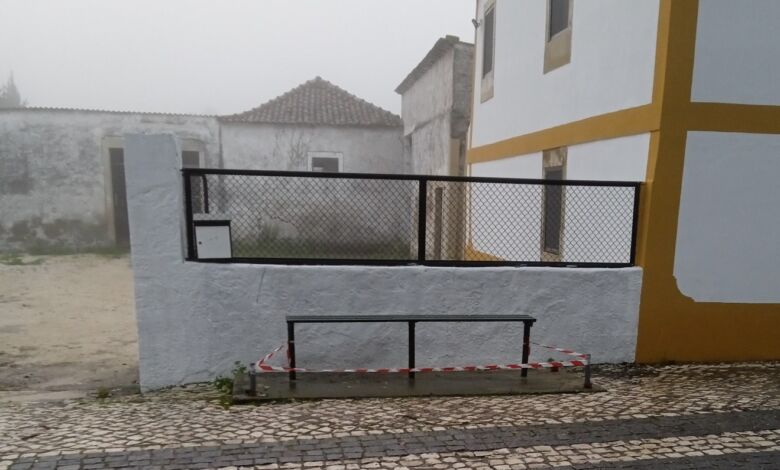 Abrigo de passageiros retirado há um mês tarda em ser reposto paragem IMG 20231107 0736032