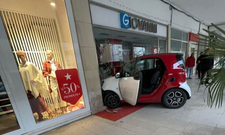 Carro destrói montra da loja Giovanni Kids smart 59 5034728343142638160 n