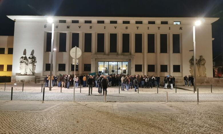 População junta-se à vigília das forças de segurança em Santarém (c/ vídeos) vigilia 48882041799 5714885782044988144 n