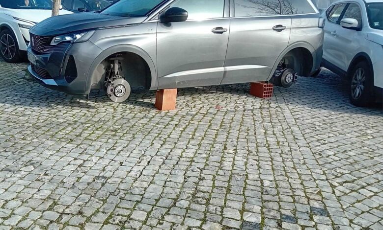 Carro ficou sem rodas no parque do hospital de Abrantes abrantes 77598959 5838645151558624384 n