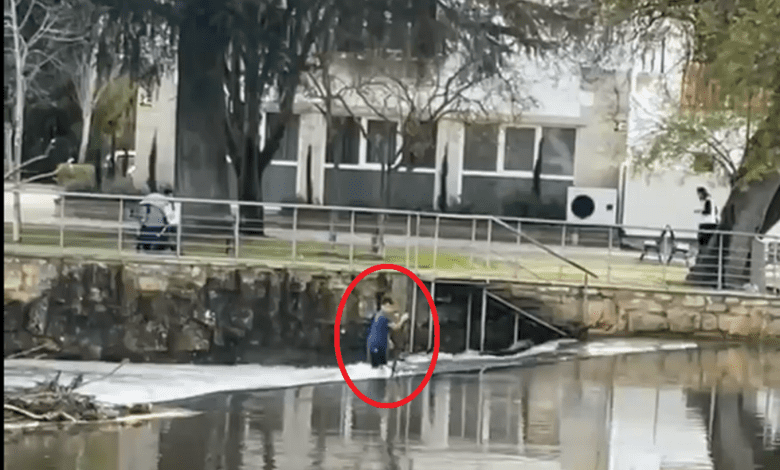 Perigo no rio: jovem atravessa açude em época de cheias (c/ vídeo) acude cheias perigo