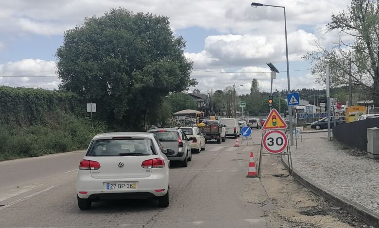 Filas de trânsito durante um mês junto ao Torreshopping nicho IMG 20240408 151918