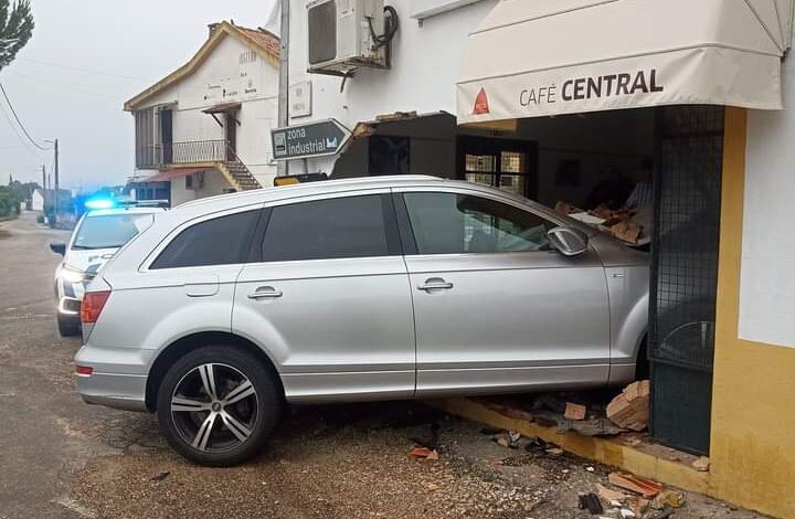Carro despista-se e entra por café adentro FB IMG 1717925469892