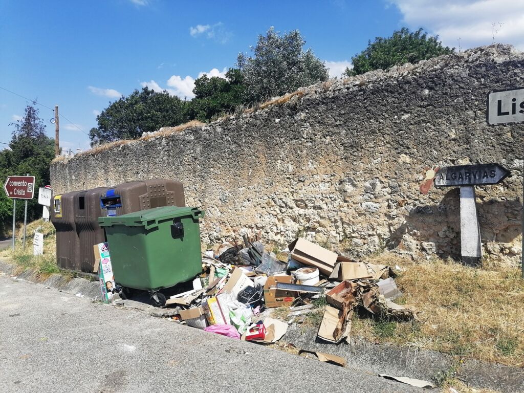 Lixo acumula-se junto ao muro da Mata dos Sete Montes IMG 20240603 162346 1