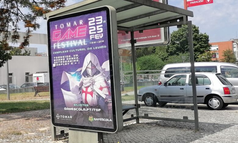 Câmara mantém cartazes de eventos realizados há meses outdoor mupi IMG 20240603 113824
