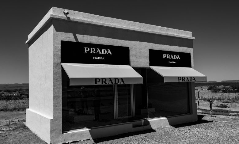 Descubra a elegância eterna da bolsa Prada robby mccullough boXHttFX1sE unsplash