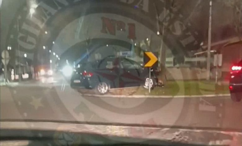 Carro despista-se e embate contra árvore numa rotunda (c/ vídeo) despiste