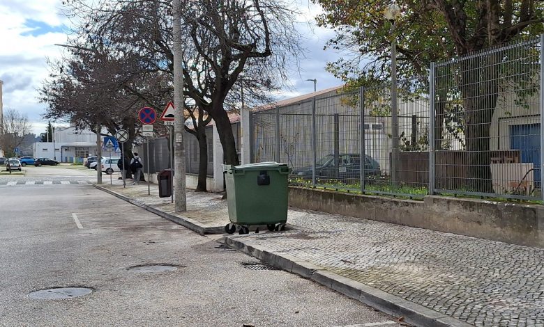 Moradores e comerciantes continuam à espera da reposição do ecoponto ecoponto lixo 20250219 151824