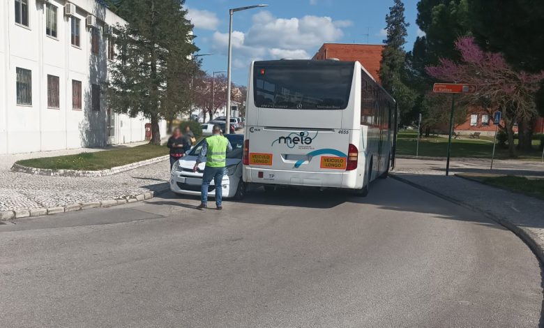 Carro entalado por autocarro aci