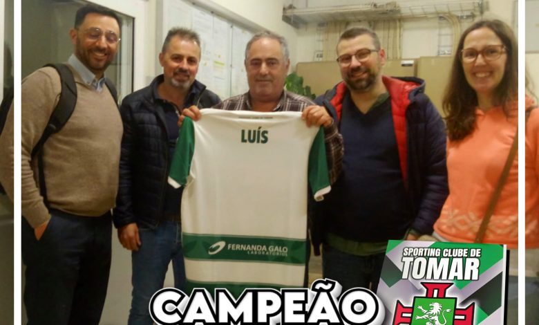 E o primeiro a completar a caderneta de cromos do Sp. Tomar foi… cromos 2279005574002506 8339334117270340094 n
