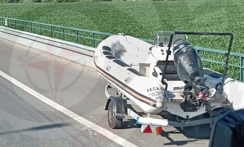 Atrelado com barco abandonado na A13 atrelado 054785073447719 2883857317189091310 n Copia