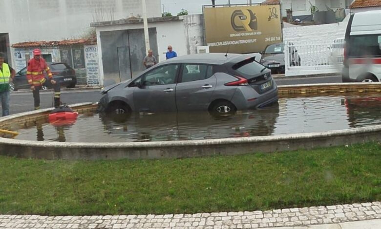 Carro elétrico foi parar à rotunda pataias 1041998218124698 8116926776059366083 n