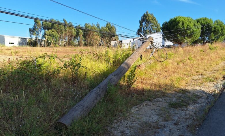 Poste de telecomunicações partido e tombado há meses poste 20250721 183118