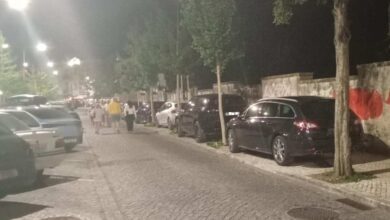 Carros estacionam no passeio e peões têm de andar na estrada estac Messenger creation E7D0C9D1 EF59 4914 BE39 9F73DFE5D756