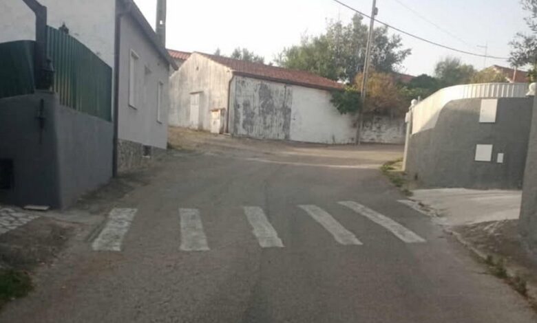 Insólito: morador pinta passadeira na estrada passadeira 400759307169 1420689979397730189 n Copia