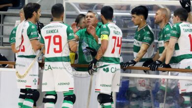 Treinador Nuno Lopes dá instruções aos seus jogadores