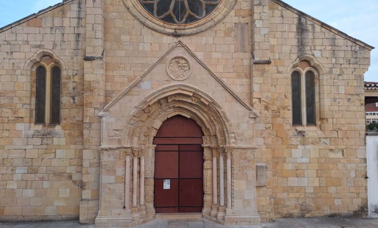 pórtico da igreja de Santa Maria do Olival em Tomar.