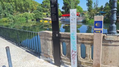 Colocada nova sinalética turística em Tomar mas a antiga continua sinaletica 20250815 110104