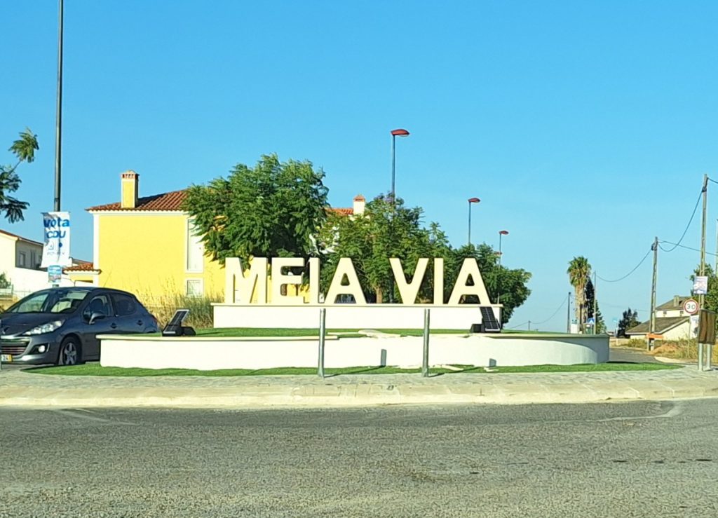 Carro despista-se contra rotunda 20251014 091331