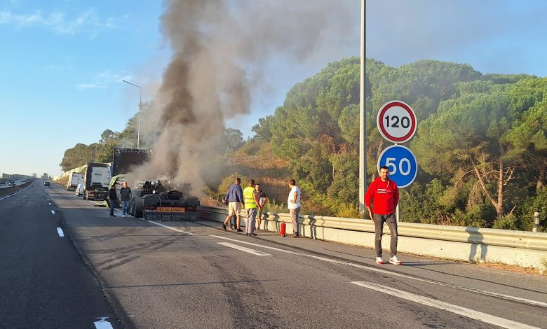 Semi-reboque a arder na A13 20251018 084021