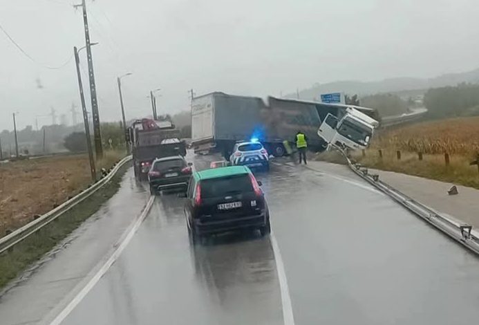 Camião despista-se no Entroncamento FB IMG 1761923371470