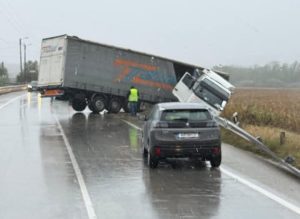 Camião despista-se no Entroncamento IMG 20251031 WA0001