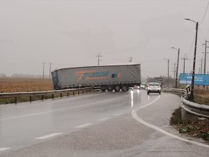 Camião despista-se no Entroncamento IMG 20251031 WA0002