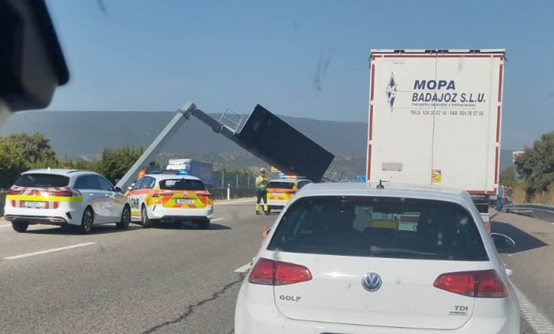 Despiste de camião provoca longas filas na A1 acident IMG 20251017 WA0011