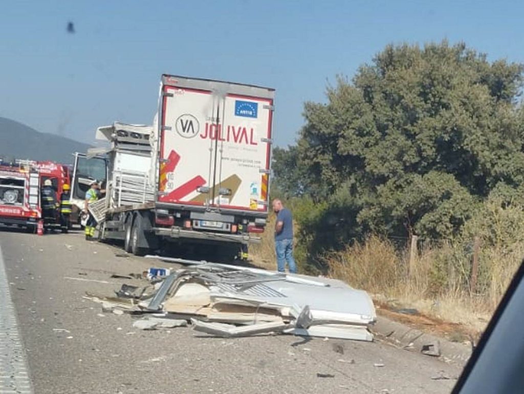 Despiste de camião provoca longas filas na A1 acident IMG 20251017 WA0012