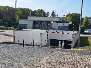 Em dia de eleições foi o vale-tudo no estacionamento em Tomar ecra estac 20251015 160854