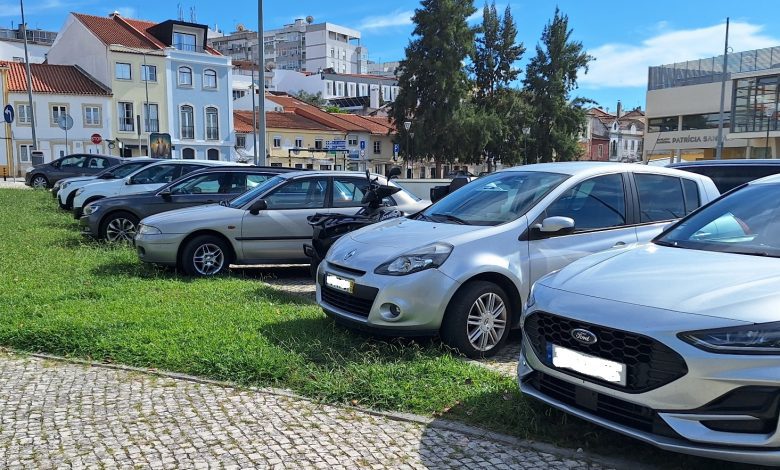 Em dia de eleições foi o vale-tudo no estacionamento em Tomar estacionamento 20251012 140641