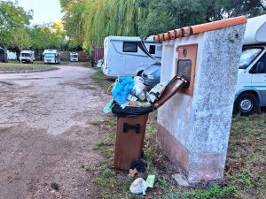 Lixo acumula-se no antigo parque de campismo (c/ fotos) lixo 20251026 075837