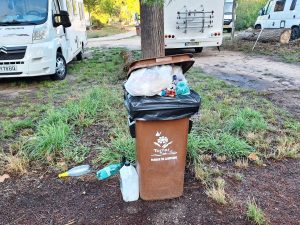 Lixo acumula-se no antigo parque de campismo (c/ fotos) lixo 20251026 075916