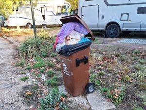 Lixo acumula-se no antigo parque de campismo (c/ fotos) lixo 20251026 075946